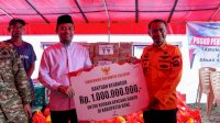 Gubernur Sulsel Tinjau Banjir di Bone, Serahkan Bantuan Rp1 Miliar dan Santunan Korban