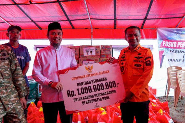 Gubernur Sulsel Tinjau Banjir di Bone, Serahkan Bantuan Rp1 Miliar dan Santunan Korban