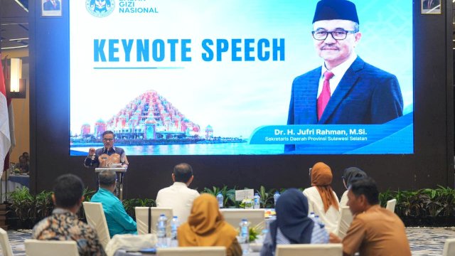Sekretaris Daerah Provinsi Sulawesi Selatan, Jufri Rahman, menjadi pembicara kunci dalam Rapat Koordinasi Percepatan Perolehan Sertifikat Laik Higiene Sanitasi (SLHS).