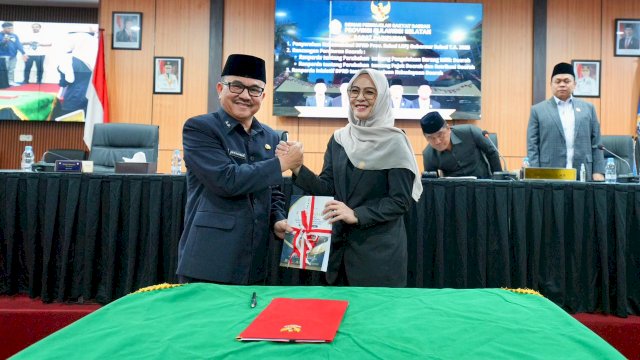 Ketua DPRD Sulsel, Rachmatika Dewi, bersama Sekda Sulsel, Jufri Rahman.