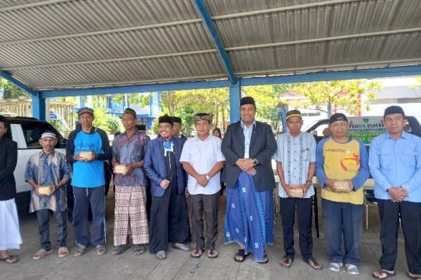 Bupati Chaidir Syam Salurkan Langsung Daging Kurban untuk Warga Kurang Mampu di Maros