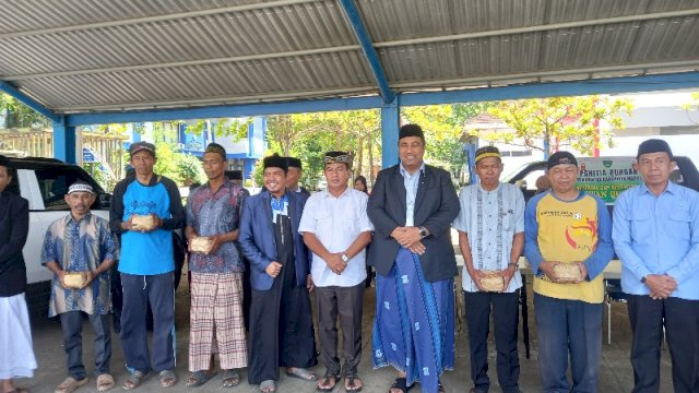 Bupati Chaidir Syam Salurkan Langsung Daging Kurban untuk Warga Kurang Mampu di Maros