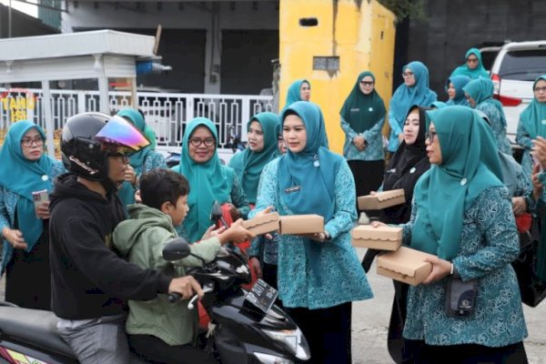 Ramadan Penuh Berkah, PKK Parepare Serentak Bagikan Takjil dan Gelar Amaliyah di Auditorium BJ Habibie