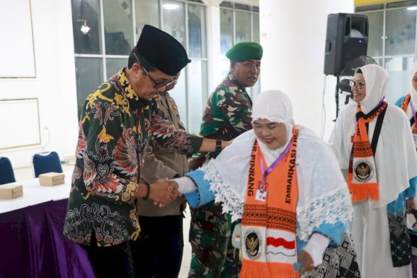 Tangis Haru Iringi Keberangkatan 133 Jemaah Haji Pinrang Menuju Tanah Suci