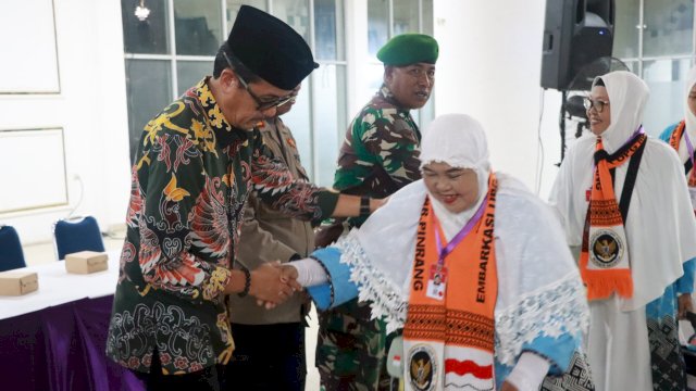 Sekretaris Daerah Kabupaten Pinrang, A. Calo Kerrang yang berkesempatan melepas langsung keberangkatan calon jamaah haji.