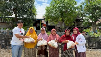Dari Desa Malimpung, Aksi Jumat Berbagi PSI Sulsel Bawa Kebahagiaan Sederhana untuk Warga