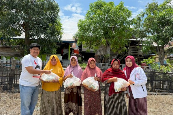 Dari Desa Malimpung, Aksi Jumat Berbagi PSI Sulsel Bawa Kebahagiaan Sederhana untuk Warga