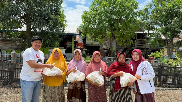 Jumat Berbagi PSI Sulsel di Desa Malimpung Pinrang.