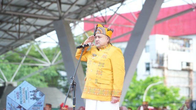 Wali Kota Makassar, Munafri Arifuddin, saat memimpin upacara peringatan Hardiknas.