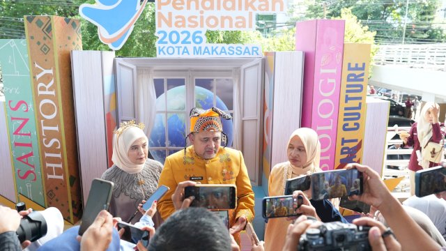 Wali Kota Makassar, Munafri Arifuddin, didampingi Ketua TP PKK Melinda Aksa, Wakil Wali Kota Aliyah Mustika Ilham, serta Kepala Dinas Pendidikan Achi Soleman.