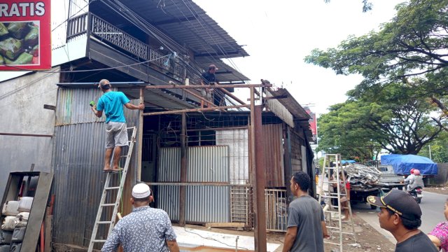 Pemilik lapak Pedagang Kaki Lima (PKL) di Kalurahan Parangloe, Tamalanrea secara sukarela membongkar lapaknya.