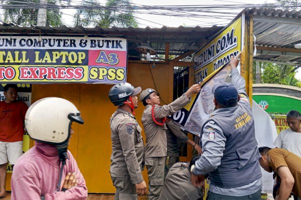 Berdiri di Atas Fasum hingga 10 Tahun, 25 PK5 Tamalanrea Bongkar Lapak Secara Mandiri