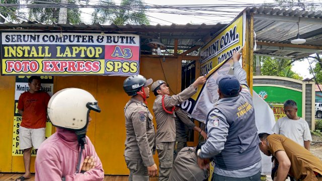 Penataan mandiri pedagang kaki lima (PK5) di wilayah Kelurahan Tamalanrea Indah.