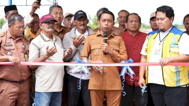 Bupati Sidrap, Syaharuddin Alrif, meresmikan uji pengaliran JIAT ini berlangsung di Desa Rijang Panua.