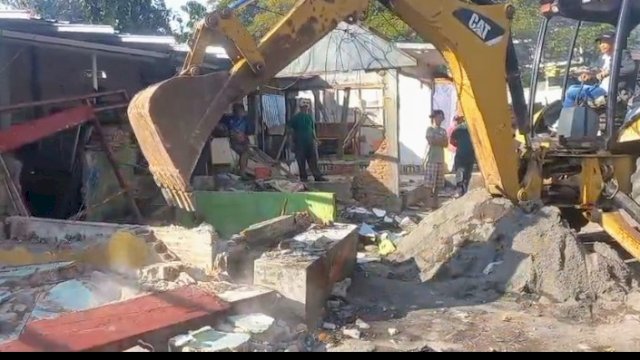 Penertiban lapak PKL di Kecamatan Mariso.