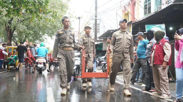 Penertiban lapak PKL di Kecamatan Tallo.