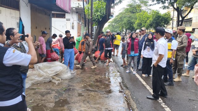 Pemkot Makassar melakukan penataan dan penertiban aktivitas pedagang kaki lima (PK5).