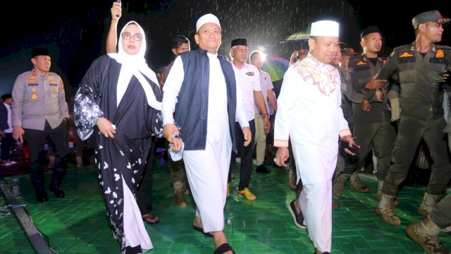 Hujan Tak Surutkan Iman, Ribuan Warga Padati Tabligh Akbar Ustadz Das&rsquo;ad Latif