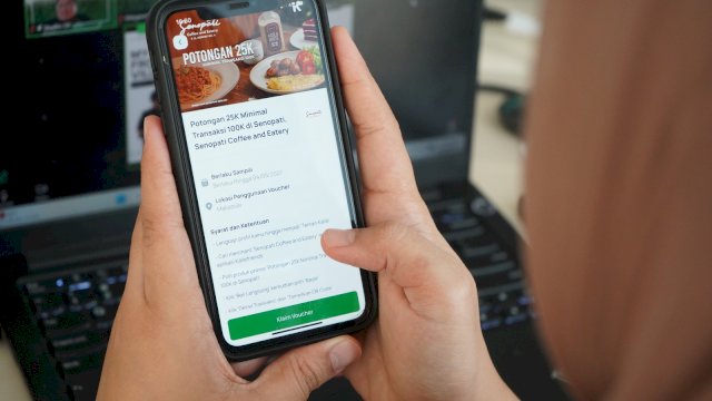 Pengguna Kallafriends mengakses promo merchant pilihan di aplikasi.