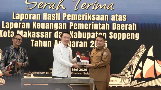 Wali Kota Makassar, Munafri Arifuddin, bersama Kepala BPK RI Perwakilan Sulawesi Selatan, Winner Franky Halomoan Manalu.