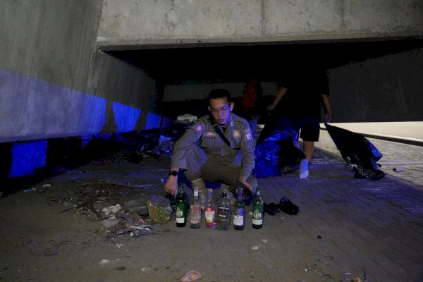 Jaga Estetika Kota, Pemkot Makassar Bersihkan Sampah dan Drainase di Bawah Tol Pettarani