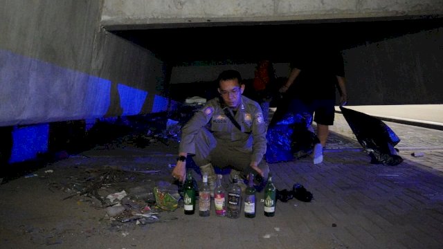kondisi drainase dan tumpukan sampah di kawasan bawah Tol Layang, Jl. AP Pettarani (dekat kantor ATar/BPN Makassar.