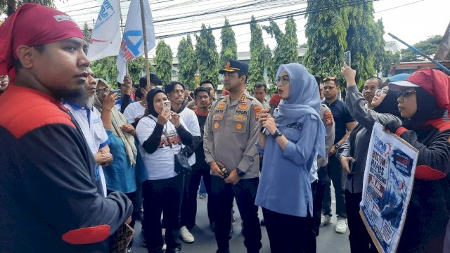 Ketua DPRD Sulsel, Andi Rachmatika Dewi, saat menerima massa aksi di Hari Buruh atau May Day.