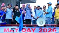 Cicu, Mizar, dan Heriwawan Hujan-hujan Terima Massa Aksi, Tunjukkan Komitmen Kawal Aspirasi Buruh
