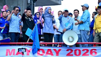 Cicu, Mizar, dan Heriwawan Hujan-hujan Terima Massa Aksi, Tunjukkan Komitmen Kawal Aspirasi Buruh