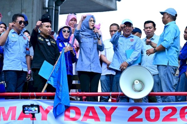 Cicu, Mizar, dan Heriwawan Hujan-hujan Terima Massa Aksi, Tunjukkan Komitmen Kawal Aspirasi Buruh
