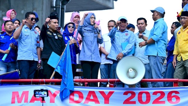 Ketua DPRD Sulsel, Andi Rachmatika Dewi, didampingi anggota DPRD Sulsel Mizar Roem (fraksi NasDem) dan Heriwawan (fraksi Demokrat), terima massa aksi dalam momentum Hari Buruh.