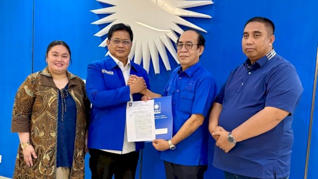 Wakil Ketua Umum DPP PAN Viva Yoga Mauladi, menyerahkan SK kepada Ashabul Kahfi sebagai Plt Ketua DPW PAN Sulsel.