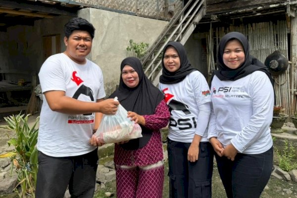 Pakai Kaos Putih Berlogo Gajah, PSI Sulsel Kembali Turun ke Desa Tebar Kepedulian Lewat Jumat Berbagi