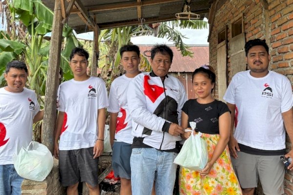 Sederhana Tapi Bermakna, Jumat Berbagi PSI Sulsel Sentuh Warga Lawawoi