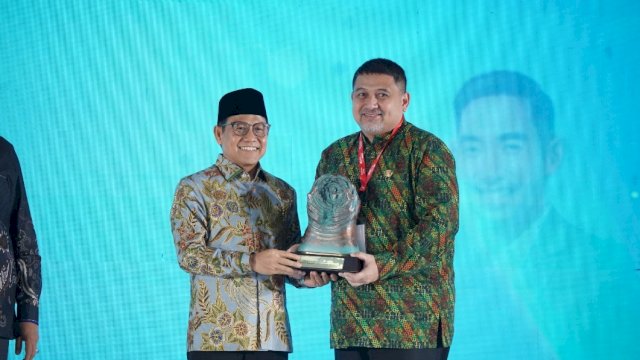 Wali Kota Makassar, Munafri Arifuddin, menorehkan prestasi di tingkat nasional dengan meraih Paritrana Award.