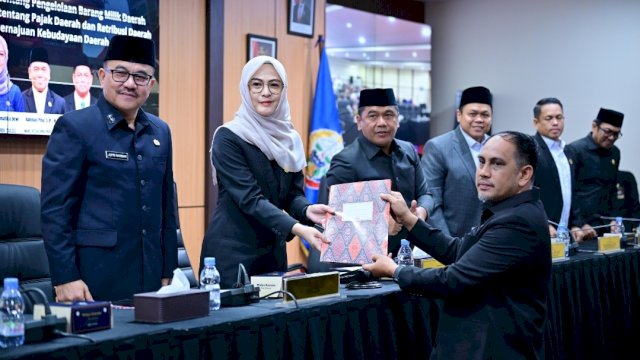 Ketua Panja LKPJ DPRD Sulsel, Mahmud, menyerahkan rekomendasi panja.
