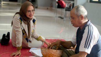 Ketua Dekranasda Lutim dr. Ani Nurbani Dorong Inovasi Anyaman Serat Alam