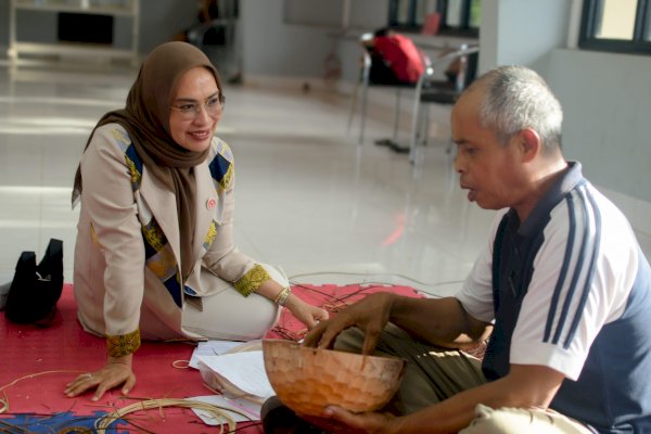 Ketua Dekranasda Lutim dr. Ani Nurbani Dorong Inovasi Anyaman Serat Alam