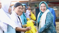 TP PKK Makassar Sukses Bagikan Kotak Makan Gratis Pada Siswa SMP Lewat Kampanye Stop Boros Pangan