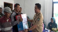 Pemkab Pangkep Dorong Layanan Dasar Desa, Puluhan Warga Taraweang Terima Bantuan