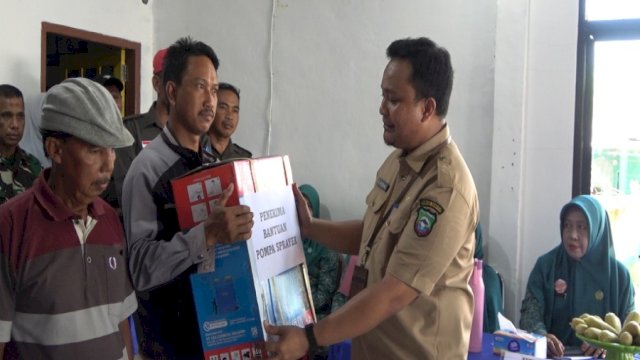 Pemkab Pangkep Dorong Layanan Dasar Desa, Puluhan Warga Taraweang Terima Bantuan