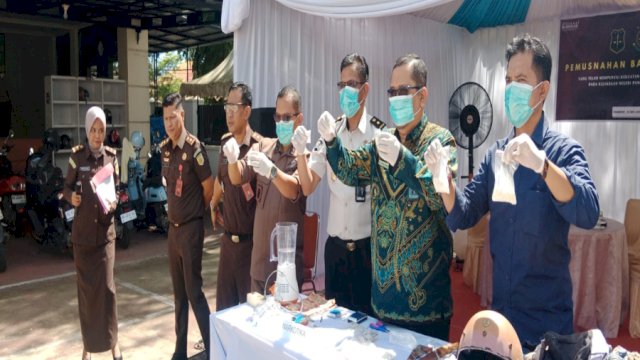 Kejari Pangkep Gelar Pemusnahan Barang Bukti Perkara Berkekuatan Hukum Tetap