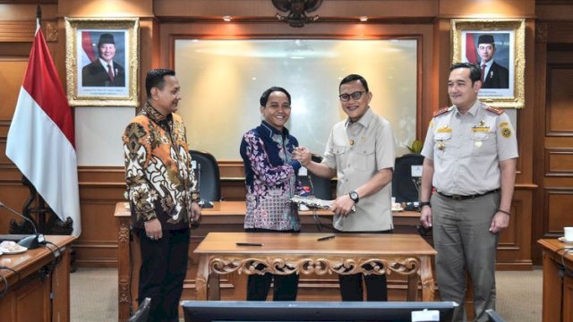 Menteri Kehutanan Raja Juli Antoni, bersama Kepala Badan Karantina Indonesia, Abdul Kadir Karding, melakukan penandatanganan MoU.