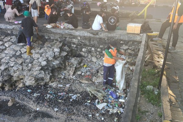 Kecamatan Ujung Pandang Gerak Cepat Angkut Sampah, Kini Pesisir Pantai Losari Kembali Bersih