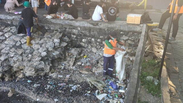 Kecamatan Ujung Pandang Gerak Cepat Angkut Sampah, Kini Pesisir Pantai Losari Kembali Bersih