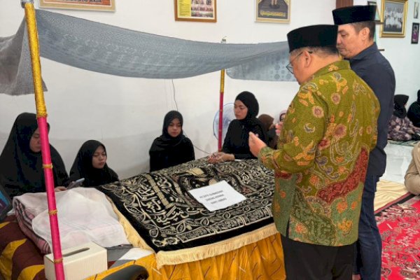 Bupati Daeng Manye Melayat ke Rumah Duka Mertua Sekda Takalar