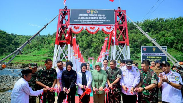 Wakil Gubernur Sulawesi Selatan Fatmawati Rusdi, menghadiri Peresmian jembatan yang dibangun melalui kolaborasi TNI Angkatan Darat bersama pemerintah daerah dan masyarakat.