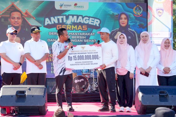 Gubernur Sulsel Serahkan Bantuan Keuangan Rp15 Miliar untuk Kepulauan Selayar