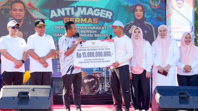 Gubernur Sulsel Serahkan Bantuan Keuangan Rp15 Miliar untuk Kepulauan Selayar