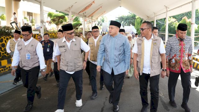 Bersama Menhaj RI, Munafri Sambut Jemaah Haji Kloter 17 Debarkasi Makassar
